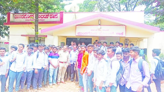 ಕರಗಿನಕೊಪ್ಪ ಗ್ರಾಮದ ಸರ್ಕಾರಿ ಪಾಲಿಟೆಕ್ನಿಕ್ ಕಾಲೇಜು ಸಮೀಪ ಬಸ್ಸ್‌ ನಿಲುಗಡೆಗೆ ಆಗ್ರಹ  