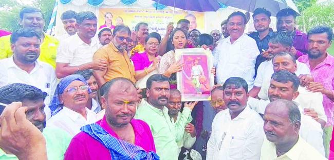 ಕಾಂಗ್ರೇಸ್ ಮುಖಂಡರಿಂದ ಡಾ. ನಾಗಲಕ್ಷ್ಮೀಗೆ ಸನ್ಮಾನ 