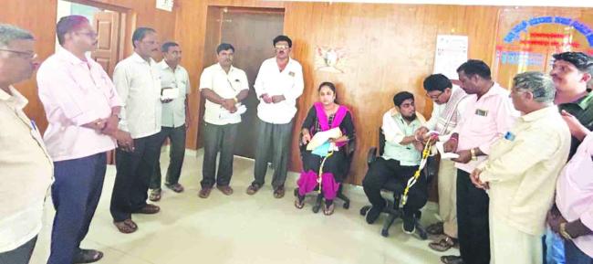 ಹೆಸ್ಕಾಂ ಕಚೇರಿ ಅಧಿಕಾರಿಗಳ ಬೀಳ್ಕೋಡುಗೆ   