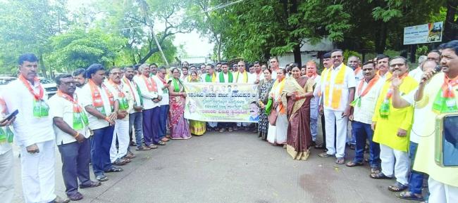 ರಾಜ್ಯ ಸರ್ಕಾರದ ರೈತ ವಿರೋಧಿ ನೀತಿಗಳನ್ನು ಖಂಡಿಸಿ ಪ್ರತಿಭಟನೆ 