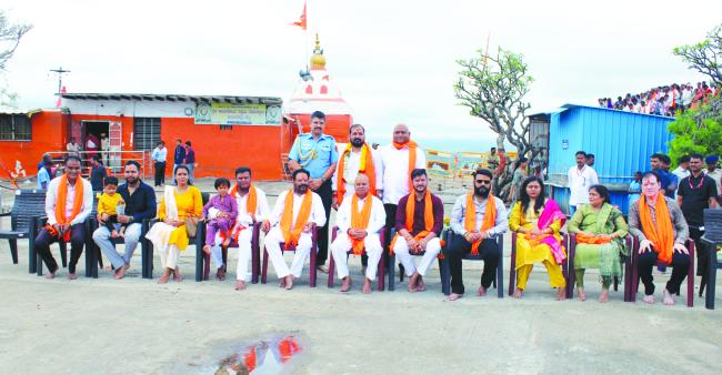 ಭಕ್ತಿ ಮತ್ತು ದೃಢಸಂಕಲ್ಪದೊಂದಿಗೆ 30 ನಿಮಿಷದಲ್ಲಿ  ಅಂಜನಾದ್ರಿ ಬೆಟ್ಟವೇರಿದ ಕರ್ನಾಟಕದ ರಾಜ್ಯಪಾಲರು