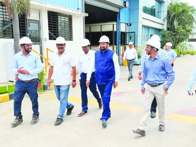 ಗುಜರಾತನ ವಡೋದರ ಪಂಪ್‌ಗಳ ಉತ್ಪಾದನಾ ಘಟಕಕ್ಕೆ ಶಾಸಕ ಲಕ್ಷ್ಮಣ ಸವದಿ ಭೇಟಿ 