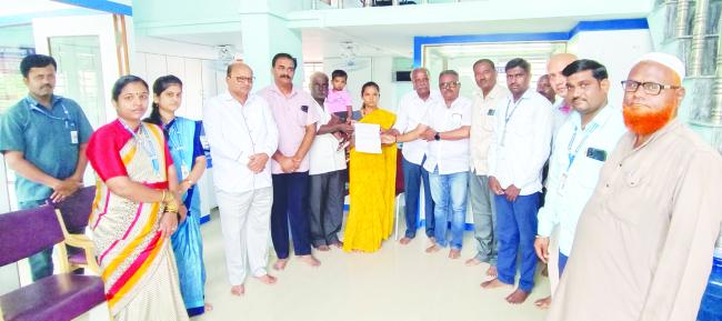 ಅಪಘಾತದಲ್ಲಿ ಮರಣ ಹೊಂದಿದವರ ವಾರಸುದಾರರಿಗೆ ಬೀರೇಶ್ವರ ಸೊಸೈಟಿ ವತಿಯಿಂದ ಪರಿಹಾರ ವಿತರಣೆ 