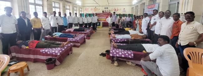 ಅಕ್ಕಿಆಲೂರಿನಲ್ಲಿ ರಕ್ತದಾನ ಮಾಡಿದ ಶಾಸಕ ಶ್ರೀನಿವಾಸ ಮಾನೆ  