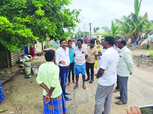ಗ್ರಾಮದ ಸ್ವಚ್ಛತೆಗೆ ಮನೆ, ಹೋಟೆಲ್ ಮತ್ತು ಅಂಗಡಿಗೆ ತೆರಳಿ ಜಾಗೃತಿ ಮೂಡಿಸಿದ ಇಒ ಚಂದ್ರಶೇಖರ