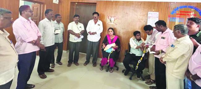 ಹೆಸ್ಕಾಂ ಕಚೇರಿ ಅಧಿಕಾರಿಗಳ ಬೀಳ್ಕೋಡುಗೆ ಗೌರವ ಸನ್ಮಾನ