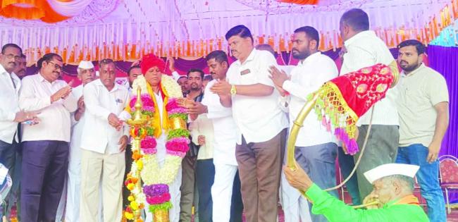 ಅದ್ದೂರಿಯಾಗಿ ವೀರಭದ್ರೇಶ್ವರ ಜಾತ್ರೆ: ದಾಸೋಹ ಚಕ್ರವರ್ತಿ ಅನ್ನದಾನೇಶ್ವರರಿಗೆ ಪ್ರಶಸ್ತಿ ಪ್ರದಾನ  