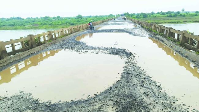 ಸೇತುವೆಯ ಮೇಲೆ ದೊಡ್ಡ ದೊಡ್ಡ ಕಂದಕಗಳ ನಿರ್ಮಾಣ: ಕಣ್ಣು ತೆರೆಯದ ಅಧಿಕಾರಿಗಳು   