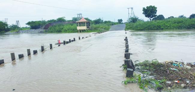 ಡೋಣಿ ನದಿ ಸೇತುವೆ ಜಲಾವೃತ ಸಂಚಾರ ಸ್ಥಗಿತ  