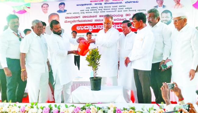 ಹಾರೂಗೇರಿಯಲ್ಲಿ ಸಮುದಾಯ ಆರೋಗ್ಯ ಕೇಂದ್ರ ಉದ್ಘಾಟನೆ ಗ್ಯಾರಂಟಿ ಜೊತೆಗೆ ಅಭಿವೃದ್ಧಿ ಕೆಲಸಕ್ಕೂ ಹೆಚ್ಚಿನ ಆದ್ಯತೆ : ಸಚಿವ ದಿನೇಶ ಗುಂಡೂರಾವ್ 