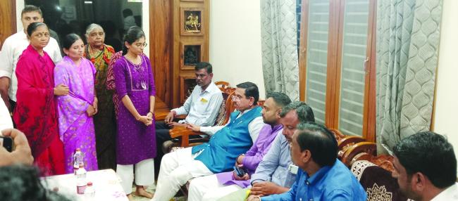 ಚವ್ಹಾಣ ಮನೆಗೆ ಸಚಿವ ಜೋಶಿ ಭೇಟಿ, ಕುಟುಂಬಸ್ಥರಿಗೆ ಸಾಂತ್ವನ 