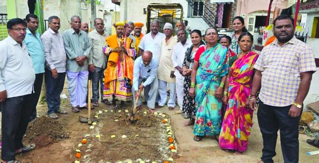 ಗದಗ 23ನೇ ವಾರ್ಡಿನಲ್ಲಿ ಹೈಟೆಕ್ ಚರಂಡಿ ಹಾಗೂ ರಸ್ತೆ ಅಭಿವೃದ್ಧಿ ಕಾಮಗಾರಿಗೆ ಚಾಲನೆ 