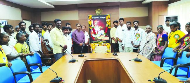 ಶ್ರೀ ನುಲಿಯ ಚಂದಯ್ಯ ಜಯಂತಿ: ಜಿಲ್ಲಾಡಳಿತದಿಂದ ಪುಷ್ಪ ನಮನ ಸಲ್ಲಿಕೆ 