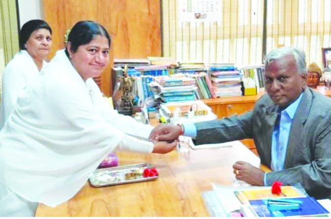 ರಕ್ಷಾ ಬಂಧನ ಪ್ರಯುಕ್ತ ಕುಲಪತಿಗೆ ಶ್ರೀರಕ್ಷೆ ಅರೆ​‍್ಣ  