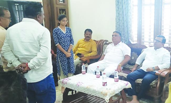 ಶಾಸಕ ಮಾನೆ, ಪಠಾಣ: ಚವ್ಹಾಣ ಕುಟುಂಬಸ್ಥರಿಗೆ ಸಾಂತ್ವನ  