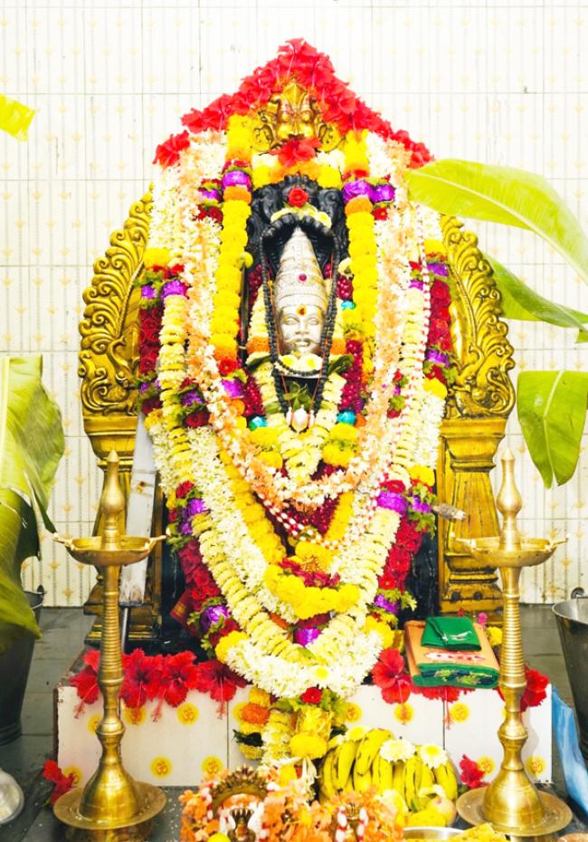 ವಿಶೇಷ ಅಲಂಕಾರಗೊಂಡ ಬೆಟಗೇರಿ ವೀರಭದ್ರೇಶ್ವರ ದೇವರು   