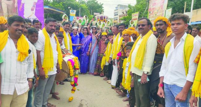 ವಿಜೃಂಭಣೆಯಿಂದ ಜರುಗಿದ ಅದ್ದಪ್ಪ ಬೀರಲಿಂಗೇಶ್ವರ ಗಂಗೆಸ್ಥಳ ಮೆರವಣಿಗೆ 