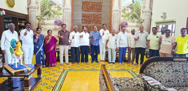 ಮತ್ತೆ ಜೊಲ್ಲೆ ಮನೆ ಕದ ತಟ್ಟಿದ ಹಿರಾಶುಗರ ನಿರ್ದೇಶಕರು : ಎಬಿ. ಕತ್ತಿಗೆ  ಹಿನ್ನಡೆ  