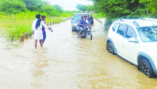 ಡೋಣಿ ನದಿಗೆ ಪ್ರವಾಹ: ಪ್ರಮುಖ ರಸ್ತೆಗಳ ಸಂಚಾರ ಸ್ಥಗಿತ  