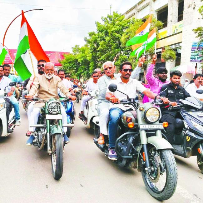 ಬಿಜೆಪಿ ಕಾರ್ಯಕರ್ತರ : ಘರ್ ತಿರಂಗಾ ಯಾತ್ರೆ ಪ್ರಯುಕ್ತ ಬೈಕ್ ರಾ​‍್ಯಲಿ  