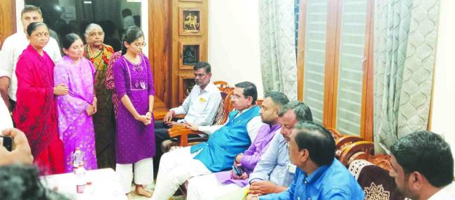 ಚವ್ಹಾಣ ಮನೆಗೆ ಸಚಿವ ಜೋಶಿ ಭೇಟಿ ಕುಟುಂಬಸ್ಥರಿಗೆ ಸಾಂತ್ವನ 