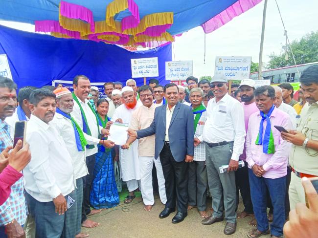 ಸ್ಲಂ ಜನರ ಭೂಮಿ ಕಿತ್ತುಕೊಳ್ಳುವ ಹುನ್ನಾರ ಆಗ್ರಹಿಸಿ ಪ್ರತಿಭಟನೆ 