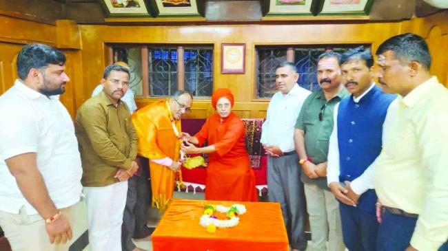 ನ್ಯಾಯವಾದಿ ಮಿಟ್ಟಲಕೋಡ್‌ಗೆ ಶ್ರೀಗಳಿಂದ ಸನ್ಮಾನ 