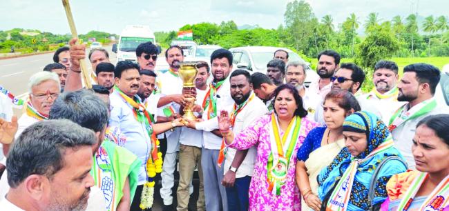 ದೇಶಕ್ಕಾಗಿ ಜೀವನ ತ್ಯಾಗ ಮಾಡಿದ ಗಾಂ ಕುಟುಂಬ- ಅಮ್ಜದ್ ಪಟೇಲ್ 