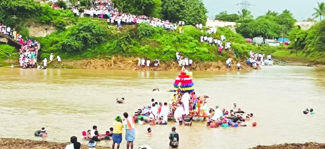 ಅದ್ಧೂರಿಯಾಗಿ ಜರುಗಿದ ಶ್ರೀ ಕಲ್ಮೇಶ್ವರ ಹಾಗೂ ಶ್ರೀ ಸಿದ್ದಾರೂಢರ ತೆಪ್ಪೋತ್ಸವ 