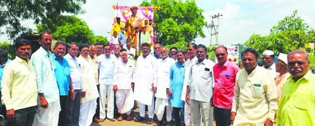 ಬೃಹತ್ ಸಂಗೊಳ್ಳಿ ರಾಯಣ್ಣನ ಮೂರ್ತಿ ಪ್ರತಿಷ್ಠಾಪನೆ: ಬೃಹತ್ ಮೆರವಣಿಗೆ 