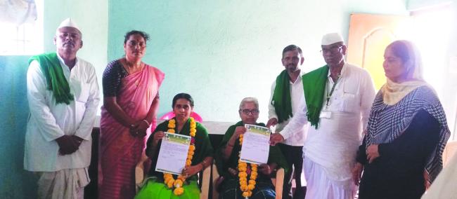 ರೈತ ಸಂಘದ ತಾಲೂಕು ಅಧ್ಯಕ್ಷೆ ಚೆನ್ನಮ್ಮ, ಭಾಗ್ಯಶ್ರೀ ಖಜಾಂಚಿ 