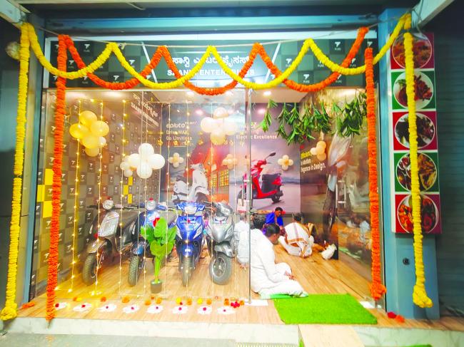 ಬಳ್ಳಾರಿಯಲ್ಲಿ ಅತ್ಯಾಧುನಿಕ ಇವಿಗಳ ಪ್ಯೂರ್ ಶೋರೂಮ್ ಉದ್ಘಾಟನೆ  