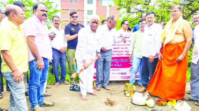 ಬಸ್ ತಂಗುದಾಣಗಳ ನಿರ್ಮಾಣ ಕಾಮಗಾರಿಗೆ ಕಡಾಡಿ ಭೂಮಿ ಪೂಜೆ  
