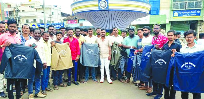 ಪತ್ರಿಕಾ ವಿತರಕರಿಗೆ ಉಚಿತವಾಗಿ ಜಾಕೆಟ್ ವಿತರಣೆ 