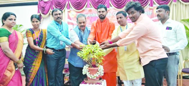 ವಿದ್ಯಾಭ್ಯಾಸಕ್ಕಿಂತ ಹೆಚ್ಚು ಸಂಸ್ಕಾರವನ್ನು ರೂಪಿಸಿಕೊಳ್ಳಿ: ಗುರುಪಾದ ಸ್ವಾಮೀಜಿ 