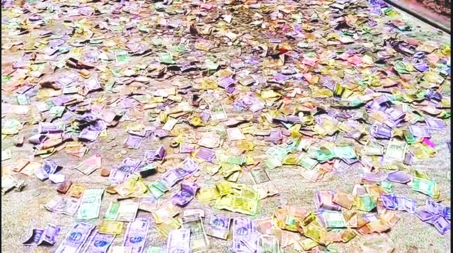 ಯಲ್ಲಮ್ಮ ದೇವಸ್ಥಾನದ ಹುಂಡಿಗೂ ನುಗ್ಗಿದ ಮಳೆ ನೀರು   ಯೋಯ್ದ ಹಣ ಒಣಗಿಸುವ ಪ್ರಕ್ರಿಯೆ ಆರಂಭ 