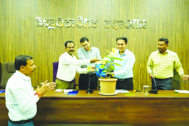 ಬುಡಕಟ್ಟು ಸಮುದಾಯಗಳನ್ನು ಸಬಲೀಕರಣಗೊಳಿಸಲು ಅಧಿಕಾರಿಗಳು ಶ್ರಮವಹಿಸಿ: ಜಿಲ್ಲಾಧಿಕಾರಿ ಪ್ರಶಾಂತ್ ಕುಮಾರ್ ಮಿಶ್ರಾ