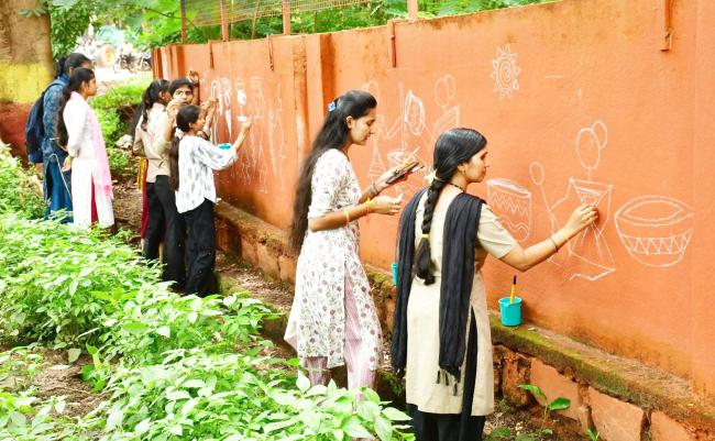 ಸ್ಥಳೀಯ ಕಲೆ, ಸಂಗೀತ ಸಾಧಕರ ಕಾವ್ಯಾತ್ಮಕ ನೋಟ ಬೀರುವ ಜಿಲ್ಲಾಧಿಕಾರಿ ಕಚೇರಿಯ ಆವರಣ ಗೋಡೆ ಮತ್ತು ಒಳಾಂಗಣ ನೋಟ 