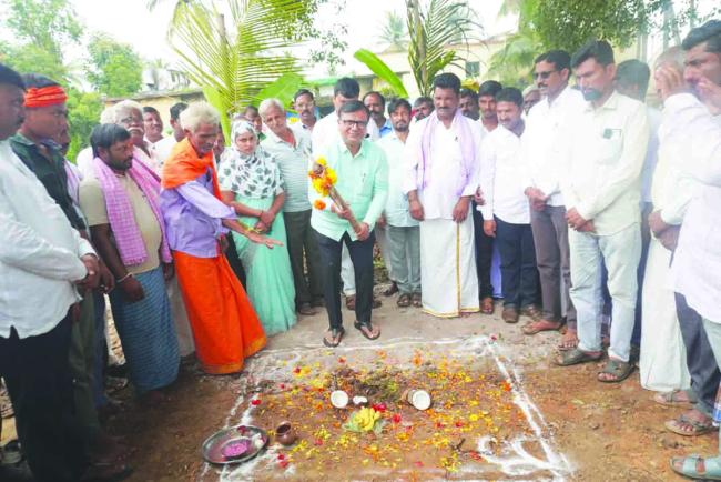 ರಸ್ತೆ ಅಭಿವೃದ್ಧಿ ಕಾಮಗಾರಿಗೆ ಶಾಸಕ ಮಾನೆ ಭೂಮಿಪೂಜೆ 