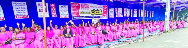 ಗೌರವ ಧನ ಹೆಚ್ಚಳಕ್ಕೆ  ಆಶಾ ಕಾರ್ಯಕರ್ತೆಯರ ಆಹೋರಾತ್ರಿ ಧರಣಿ 