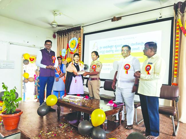 ವಿದ್ಯಾರ್ಥಿಗಳು ಮೊಬೈಲ್ ಗೀಳು ಬಿಟ್ಟು ಓದಿನತ್ತ ಗಮನಕೊಡಿ: ಪಿಎಸೈ.ಖೋತ 