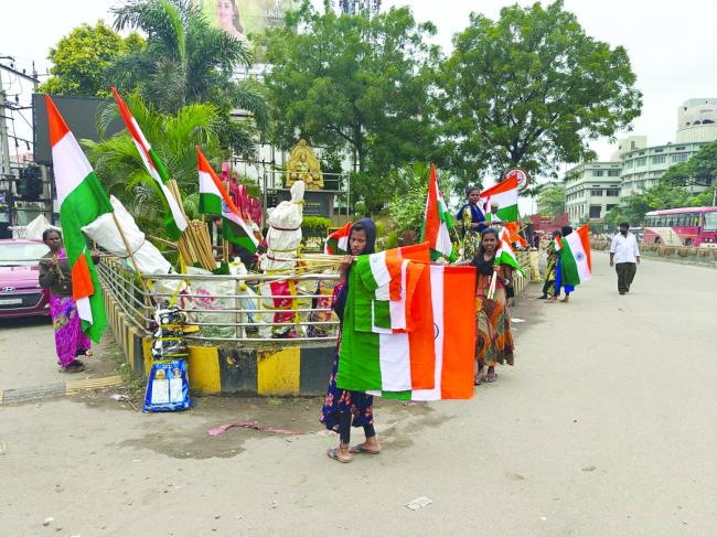 ಆಂಧ್ರಪ್ರದೇಶದ ವಲಸೆಗರಿಂದ ರಾಷ್ಟ್ರ ಧ್ವಜಗಳ ಭರ್ಜರಿ ಮಾರಾಟ