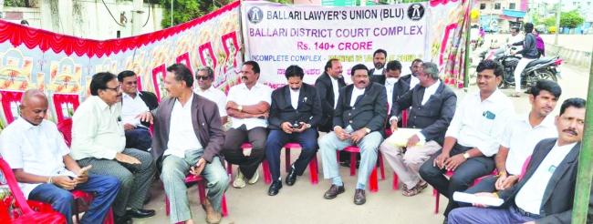 ಕೋರ್ಟಿನಲ್ಲಿ ವಾಹನಗಳ ಶೆಡ್ ಗಾಗಿ ವಕೀಲರ ಸತ್ಯಾಗ್ರಹ 