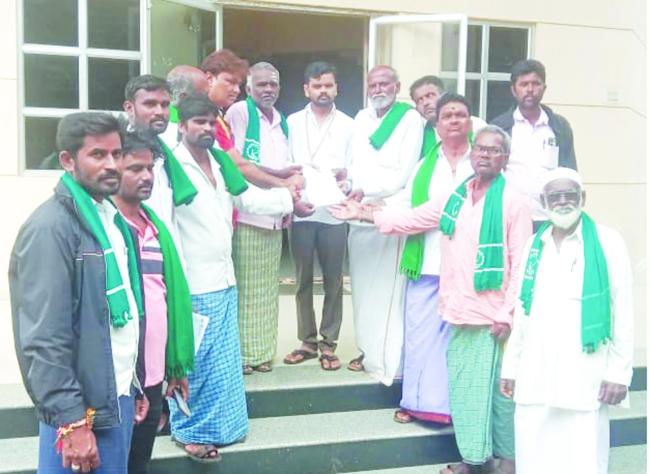 ರಸ್ತೆ ಅಭಿವೃದ್ಧಿಗೆ ವಿಶೇಷ ಪ್ಯಾಕೇಜ್ ನೀಡಲು ರೈತ ಸಂಘ ಆಗ್ರಹ 