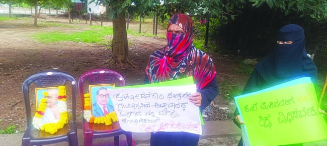 ಅತ್ಯಾಚಾರಕ್ಕೊಳಗಾದ ಮಗಳಿಗೆ ನ್ಯಾಯ ದೊರಕಿಸಿ ಕೊಡಲು ಡಿಸಿ ಕಚೇರಿ ಮುಂದೆ ತಾಯಿ ಪ್ರತಿಭಟನೆ 