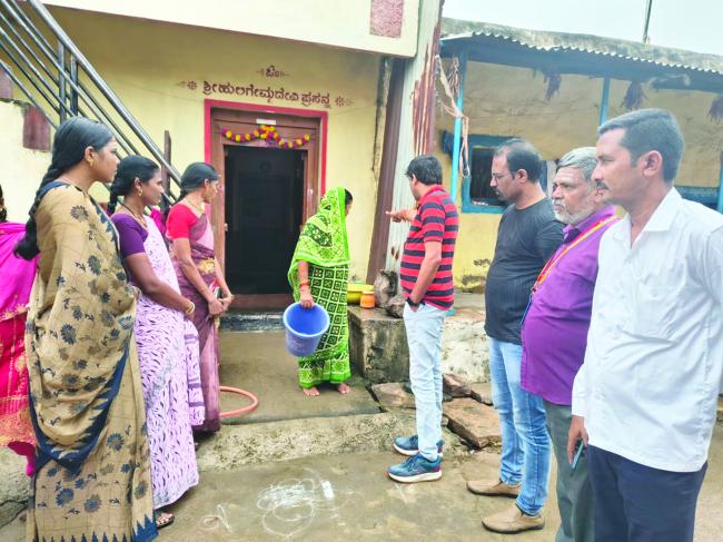 ಸ್ವಚ್ಛತೆಯೊಂದಿಗೆ ಸ್ವಾತಂತ್ರ್ಯ ಅಭಿಯಾನ; ಕಸದ ವಾಹನ ಓಡಿಸಿ ಸ್ವಚ್ಛತೆ ಬಗ್ಗೆ ಅರಿವು ಮೂಡಿಸಿದ ಇಒ, ಎಡಿ ಅಧಿಕಾರಿಗಳು 