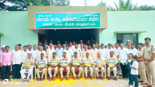 ಅರಣ್ಯಾಧಿಕಾರಿ, ಸಿಬ್ಬಂದಿಯವರಿಗೆ ಗ್ರಾಮ್ಥರಿಂದ ಸನ್ಮಾನ: ಅರಣ್ಯಾಧಿಕಾರಿ ಕಾರ್ಯಾಲಯದಲ್ಲಿ ಧ್ವಜಾರೋಹಣ ಕಾರ್ಯಕ್ರಮ 