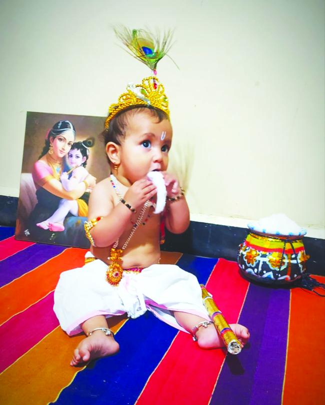 ರಗವಿ ಕೃಷ್ಣನ ವೇಷಭೂಷಣದಲ್ಲಿ ರೈತ ಅಶೋಕ ಕಬನೂರ ಪುತ್ರಿ