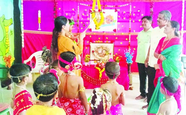 ಶ್ರೀಕೃಷ್ಣ ಜನ್ಮಾಷ್ಟಮಿ: ಮಗು ಮೊಸರಿನ ಗಡಿಗೆ ಒಡೆಯುವ ಕಾರ್ಯಕ್ರಮ  