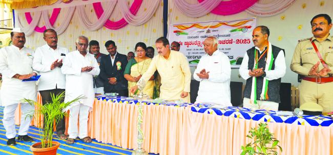 ಭಾರತದ ಸ್ವಾತಂತ್ರ್ಯ ಸಂಗ್ರಾಮದ ಇತಿಹಾಸ ಅತ್ಯಂತ ರೋಚಕ: ಶಾಸಕ ನಾಡಗೌಡ 